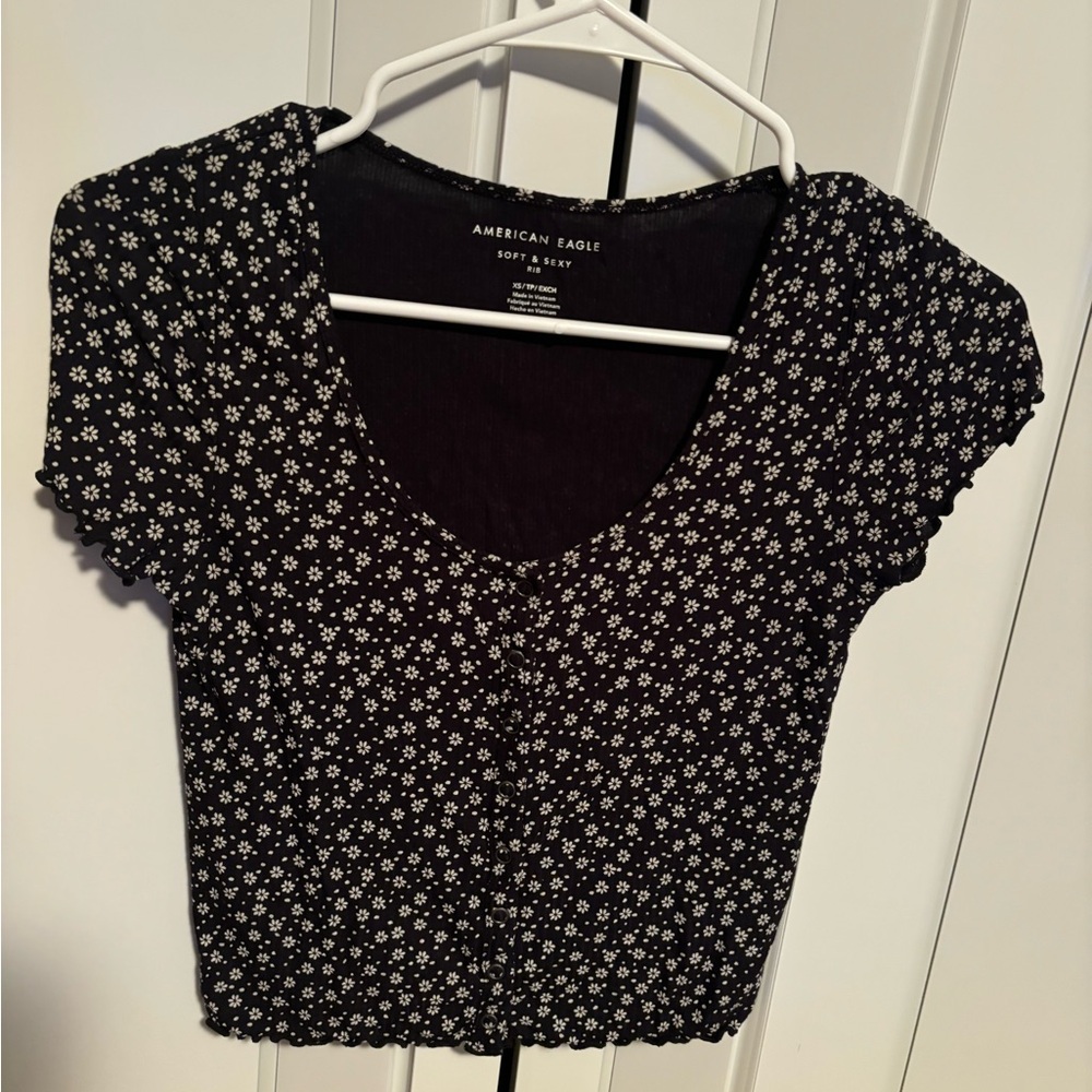American Eagle Size XS Women’s dairy cropped T shirt